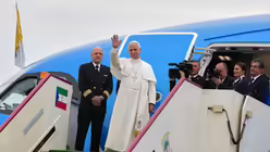 &Auml;quatorialguinea, Malabo: Papst Leo XIV. (M) winkt bei seiner Abreise nach Rom zum Abschluss seines elft&auml;gigen Afrika-Besuchs auf dem Flughafen von Malabo / &copy; Misper Apawu/AP (dpa)