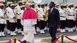 Papst Leo XIV. wird vom Pr&auml;sidenten &Auml;quatorialguineas, Teodoro Obiang Nguema Mbasogo (r), bei seiner Ankunft auf dem internationalen Flughafen Malabo in Malabo, &Auml;quatorialguinea, begr&uuml;&szlig;t / &copy; Misper Apawu/AP (dpa)