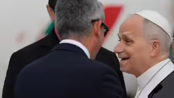 Papst Leo XIV. trifft auf dem internationalen Flughafen Leonardo da Vinci-Fiumicino in Rom ein / &copy; Gregorio Borgia/AP (dpa)