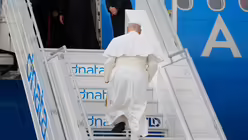 Papst Leo XIV. betritt auf dem internationalen Flughafen Leonardo da Vinci-Fiumicino in Rom das Cockpit seines Fluges nach Algier / &copy; Gregorio Borgia/AP (dpa)