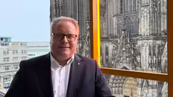 Der neue Pr&auml;sident des FK K&ouml;lner Karneval mit Dom und Himmelsleiter  / &copy; Tanja Holthaus (Festkomitee K&ouml;lner Karneval)