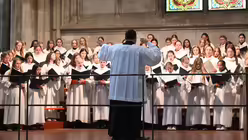 Oliver Sperling mit dem M&auml;dchenchor am K&ouml;lner Dom / &copy; Beatrice Tomasetti (DR)