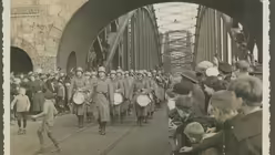 Soldaten der Wehrmacht laufen auf der Hohenzollernbr&uuml;cke und &uuml;berqueren den Rhein. (NS DOK)