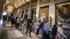Menschen gehen zum Grab des verstorbenen Papst Franziskus in der Basilika Santa Maria Maggiore / © Christoph Reichwein (dpa)