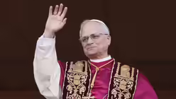 Kardinal Robert Prevost erscheint auf der zentralen Loggia des Petersdoms, nachdem er zum Pontifex der römisch-katholischen Kirche gewählt wurde / © Alessandra Tarantino (dpa)