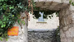 Der Zugang zur romanischen Basilika in Altenstadt. / © Oliver Kelch (DR)