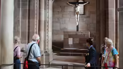 Diakon Willibert Pauels besichtigt die Kapelle der Kaiserburg von Nürnberg. / © Oliver Kelch (DR)