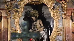 Die Hölzerne Jesusfigur in der Wieskirche soll vor Baubeginn geweint haben. Nach dieser Legende wurde der Bau der Kirche begonnen. / © Oliver Kelch (DR)