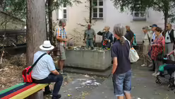 Am Gedenkstein von Walter von der Vogelweide im alten Kreuzhof des Neumünsters in Würzburg. / © Oliver Kelch (DR)