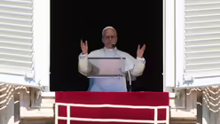 Papst Leo XIV. erteilt seinen Segen w&auml;hrend des Mittagsgebets Regina Coeli / &copy; Andrew Medichini/AP (dpa)