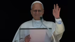 Papst Leo XIV. beim Mittagsgebet Regina Coeli am Ostermontag / &copy; Andrew Medichini/AP/ (dpa)