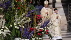 Papst Leo XIV. kommt zur Ostermesse auf dem Petersplatz, umringt von 70.000 Blumen aus den Niederlanden. / &copy; Alessandra Tarantino/AP/dpa (dpa)