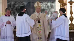 Papst Leo XIV. steht am 05.04.2026 der Ostermesse auf dem Petersplatz vor / &copy; Andrew Medichini/AP (dpa)