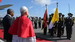 Willkommenszeremonie mit milit&auml;rischen Ehren f&uuml;r Papst Leo XIV. am 18. April 2026 auf dem Flughafen von Luanda (Angola). Links neben ihm Jo&atilde;o Manuel Gon&ccedil;alves Louren&ccedil;o, Pr&auml;sident von Angola. / &copy; Vatican Media / Romano Siciliani (KNA)