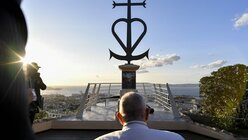 Papst Franziskus am Denkmal für die im Mittelmeer gestorbenen Seeleute und Migranten am 22. September 2023 im französischen Marseille / © Vatican Media/Romano Siciliani/KNA (KNA)