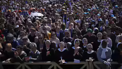 Nonnen und Gläubige lauschen der Messe während der Beerdigung von Papst Franziskus auf dem Petersplatz im Vatikan. (dpa)