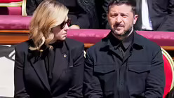 Der ukrainische Pr&auml;sident Wolodymyr Selenskyj und die ukrainische First Lady Olena Selenska bei der Trauermesse f&uuml;r den verstorbenen Papst Franziskus auf dem Petersplatz. (dpa)