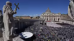 Ein Blick auf die Beerdigung von Papst Franziskus auf dem Petersplatz im Vatikan. (dpa)