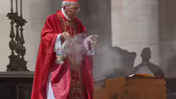 Der Dekan des Kardinalskollegiums Giovanni Battista Re streut Weihrauch um den Sarg von Papst Franziskus. (dpa)