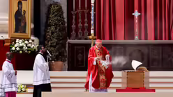 Der Dekan des Kardinalskollegiums Giovanni Battista Re streut Weihrauch um den Sarg von Papst Franziskus. (dpa)