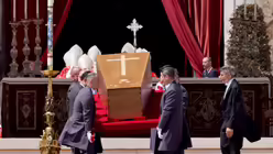 Der verschlossene Sarg wird nach der Trauermesse f&uuml;r den verstorbenen Papst Franziskus vom Petersplatz zur&uuml;ck in den Petersdom gebracht. (dpa)