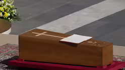 Der Sarg von Papst Franziskus steht während seiner Beerdigungszeremonie im Vatikan auf dem Petersplatz. (dpa)