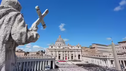 Gl&auml;ubige und G&auml;ste nehmen an der Trauermesse f&uuml;r den verstorbenen Papst Franziskus auf den Petersplatz teil. (dpa)