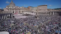 Gl&auml;ubige und G&auml;ste nehmen an der Trauermesse f&uuml;r den verstorbenen Papst Franziskus auf den Petersplatz teil.