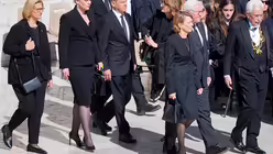 Anke Rehlinger (SPD, l-r), Ministerpr&auml;sidentin des Saarlands und amtierende Bundesratspr&auml;sidentin, Julia Kl&ouml;ckner (CDU), Bundestagspr&auml;sidentin, Bundeskanzler Olaf Scholz (SPD), sowie Bundespr&auml;sident Frank-Walter Steinmeier (2.v.r.) und Ehefrau Elke B&uuml;denbender kommen zur Trauermesse f&uuml;r den verstorbenen Papst Franziskus auf dem Petersplatz. (dpa)