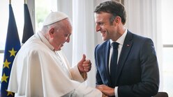 Papst Franziskus und Emmanuel Macron, Präsident von Frankreich, im Palais du Pharo im französischen Marseille am 23. September 2023 / © Vatican Media/Romano Siciliani/KNA (KNA)