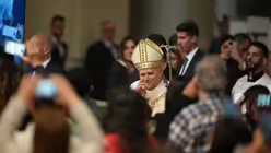 Papst Leo XIV. trifft am katholischen Gr&uuml;ndonnerstag in der Lateranbasilika in Rom ein, um der Missa in Coena Domini, der Messe des Abendmahls, vorzustehen. / &copy; Andrew Medichini/AP/dpa (dpa)