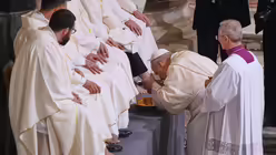 Papst Leo XIV. w&auml;scht und k&uuml;sst die F&uuml;&szlig;e von 12 r&ouml;mischen Priestern w&auml;hrend der Missa in Coena Domini, der Messe des Abendmahls, am katholischen Gr&uuml;ndonnerstag in der Lateranbasilika in Rom.  / &copy; Andrew Medichini/AP/dpa (dpa)