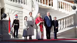 Monaco: Prinzessin Gabriella (l-r), F&uuml;rstin Charlene, F&uuml;rst Albert II. und Erbprinz Jacques empfangen Papst Leo XIV. (M) im Ehrenhof des F&uuml;rstenpalastes / &copy; Gregorio Borgia (dpa)