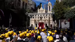 Papst Leo XIV. spricht zu Jugendlichen auf dem Platz vor der Kirche Sainte D&eacute;vote in La Condamine in Monaco / &copy; Gregorio Borgia (dpa)