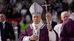 Monaco: Papst Leo XIV. kommt im Stade Louis II in Fontvieille an / &copy; Gregorio Borgia (dpa)