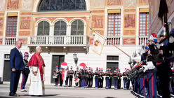 Monaco: F&uuml;rst Albert II. von Monaco (l) empf&auml;ngt Papst Leo XIV. am Samstag im Ehrenhof des F&uuml;rstenpalastes / &copy; Gregorio Borgia (dpa)