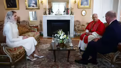 F&uuml;rstin Charlene von Monaco (l) und F&uuml;rst Albert II. von Monaco (r) treffen Papst Leo XIV. im F&uuml;rstenpalast / &copy; Guglielmo Mangiapane/Reuters Pool/AP (dpa)