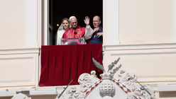 Papst Leo XIV., F&uuml;rstin Charlene von Monaco und F&uuml;rst Albert II. von Monaco (r) stehen am Samstag auf einem Balkon des F&uuml;rstenpalastes / &copy; Gregorio Borgia (dpa)