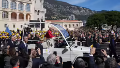 Papst Leo XIV. verl&auml;sst mit dem Papamobil den F&uuml;rstenpalast in Monaco-Ville / &copy; Laurent Cipriani/AP (dpa)