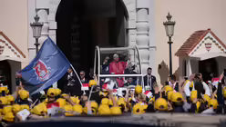 Papst Leo XIV. verl&auml;sst mit dem Papamobil den F&uuml;rstenpalast / &copy; Laurent Cipriani/AP (dpa)