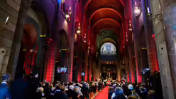Papst Leo XIV. trifft sich mit der lokalen katholischen Gemeinde in der Kathedrale von Monaco / &copy; Gregorio Borgia (dpa)