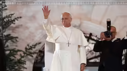 Bkerké: Papst Leo XIV. nimmt an einem Treffen mit jungen Menschen auf dem Platz vor dem maronitischen Patriarchat von Antiochien in Bkerké, dem Sitz der maronitischen Kirche im Libanon, teil / © Domenico Stinellis/AP (dpa)