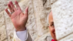 Annaya: Papst Leo XIV. winkt während eines Besuchs des Klosters Saint Maroun / © Marek Ladzinski/ZUMA Press Wire (dpa)