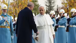 Papst Leo XIV. wird vom türkischen Präsidenten Recep Tayyip Erdogan (l) bei seiner Ankunft im Präsidentenpalast in Ankara begrüßt / © Domenico Stinellis/AP (dpa)