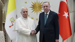 Der türkische Präsident Recep Tayyip Erdogan (r) schüttelt Papst Leo XIV. während ihres Treffens im Präsidentenpalast die Hand / © Turkish Presidency/Turkish Presidency via AP (dpa)