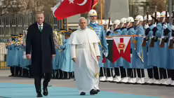 Papst Leo XIV. wird vom türkischen Präsidenten Recep Tayyip Erdogan (l) begleitet, als er im Präsidentenpalast in Ankara ankommt / © Domenico Stinellis/AP (dpa)