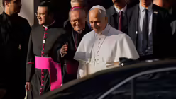 Papst Leo XIV. verlässt die Kathedrale des Heiligen Geistes in Istanbul  / © Emrah Gurel/AP/ (KNA)