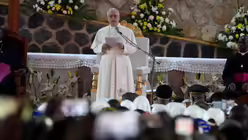 Kamerun, Bamenda: Papst Leo XIV. leitet ein Treffen f&uuml;r den Frieden in der Kathedrale St. Joseph mit der &ouml;rtlichen Gemeinde / &copy; Andrew Medichini/AP (dpa)