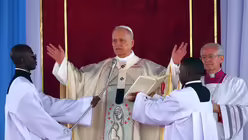 Papst Leo XIV. feiert einen Gottesdienst auf einem Flugplatz in Yaound&eacute; in Kamerun / &copy; Andrew Medichini (dpa)