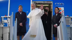 Rom: Papst Leo XIV. winkt, als er am Flughafen Fiumicino in ein Flugzeug steigt, das ihn zu einer sechstägigen Reise in die Türkei und den Libanon bringen soll / © Alessandra Tarantino/AP (dpa)